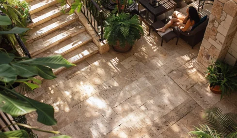 Les avantages du travertin pour une terrasse en extérieur : un choix esthétique, durable et facile à entretenir